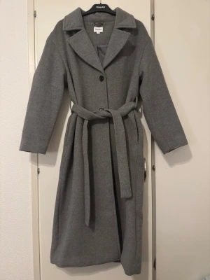 Kappahl Klassisk kappa Mörk grå - Dam strl S - Mörk grå kappa från Kappahl använd knappt en vinter säsong den är rökfri och djurfri. Ingen defekt och givetvis ren. 🌸 Köptes för 999kr