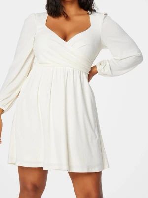 Vit omlottklänning med lång ärm - Superfin vit kortklänning med omlott över bysten och v-ringad hals. Klänningen har långa ärmar med lätt puff och resår vid ärmslut. Tillverkad i ett mjukt och lätt material som ger ett snyggt fall. Perfekt för dig som tar studenten! 