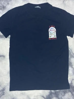 T-Shirt Casa - En riktigt snyt t-shirt från Casa Blanca med snyggt tryck på både fram och baksidan av tröjan