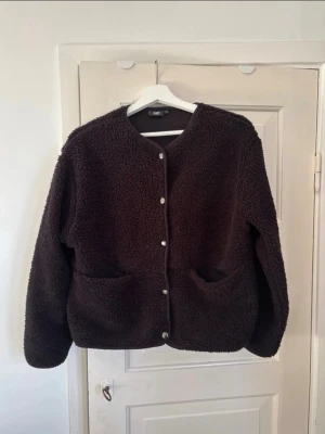 Svart teddyjacka - Säljer denna då den tyvärr var för liten för mig! Mycket bra skick