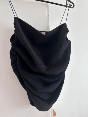 Svart draperad top - I invite you to buy