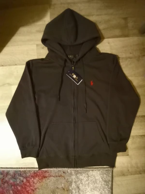RL zip upp Hoodie  - En helt ny snygg hoodie✅️ jätte fin och bra kvalitet på den💯.