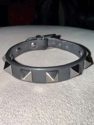 Svart Valentino armband med silver nitar - Valentino armband i den eftertraktade färgen svart och silver. Skick 9,5/10. Har endast använts ett fåtal gånger. Köpt på ILLUM i Köpenhamn. Billigare vid snabb affär! Hör gärna av er vid frågor/bilder. Fri frakt och fraktar samma dag!📦🚚
