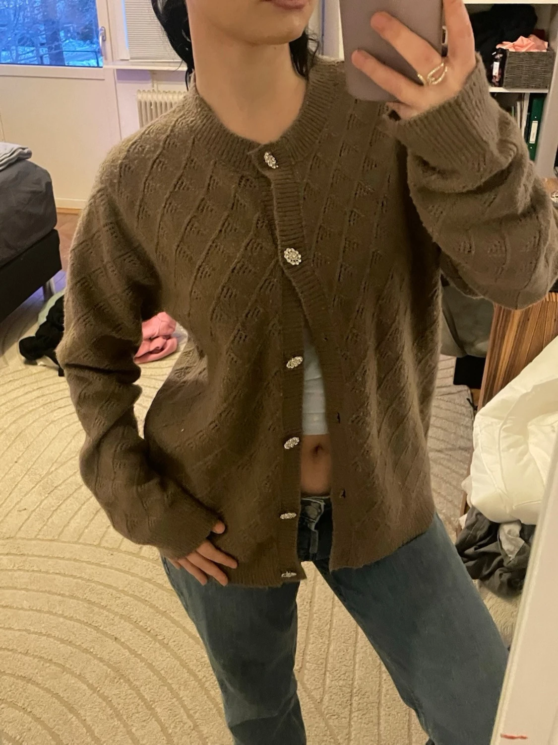 Brun stickad kofta med pärlknappar