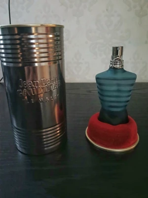 Jean Paul Gaultier Le Male parfym - Klassisk Jean Paul Gaultier Le Male i unik designad flaska. Eau de toilette, 40 ml. Tillverkad i Spanien. Perfekt storlek för att ta med sig och en ikonisk doft för dig som vill sticka ut. Använd ett fåtal gånger, ca 37 ml kvar (se bild 3). Nypris: 769kr / Mitt pris: 425kr
