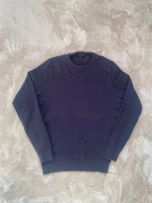 Mörkblå stickad tröja Massimo Dutti - Snygg och stilig mörkblå tröja från Massimo Dutti! Nypris 950kr. Postar inom 24h📦 Tveka inte på att höra av er vid frågor eller funderingar!