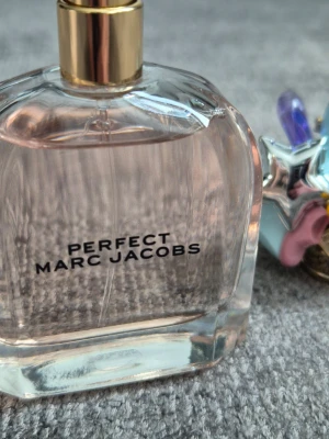 Marc Jacobs "Perfect" - Perfect från Marc Jacobs. Eau de Parfum 50 ml. Julklapp som ej passade. Använd typ 5-10 sprut.