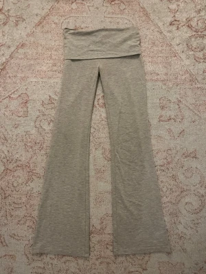 Grå yogabyxor från Gina Tricot - Snygga grå yogabyxor från Gina Tricot 