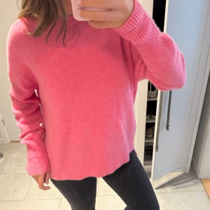 Lisa yang tröja - Så så fin Lisa yang kashmir tröja med rund hals och ribbade muddar. Modellen är avslappnad och lite längre bak som syns på bild 3. Väldigt bra skick knappt använd! Storlek 2, passar mig som brukar ha strl S.