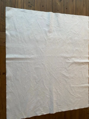 Bäddfrotté 85x73 cm - madrasskydd eller lakan tillverkat av frotté, ett material med öglelugg som ger en mjuk och absorberande yta. Det används främst för att skydda bäddmadrassen mot fukt, smuts och slitage, vilket förlänger sängens livslängd. 85x73 cm. Frotté på ena sidan plast på den andra.