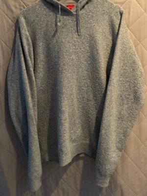 Grå merinoull Hoodie - Fin och snygg merinoulls Hoodie från RVLS. Hoodien är i 176 men sitter som M. 