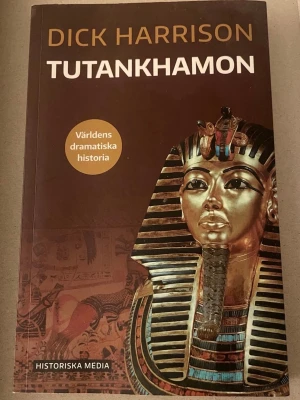 Tutankhamon av Dick Harrison bok - En spännande bok om Tutankhamon skriven av Dick Harrison. Boken utforskar både faraonens liv och de myter som omger hans grav och Egyptens historia.