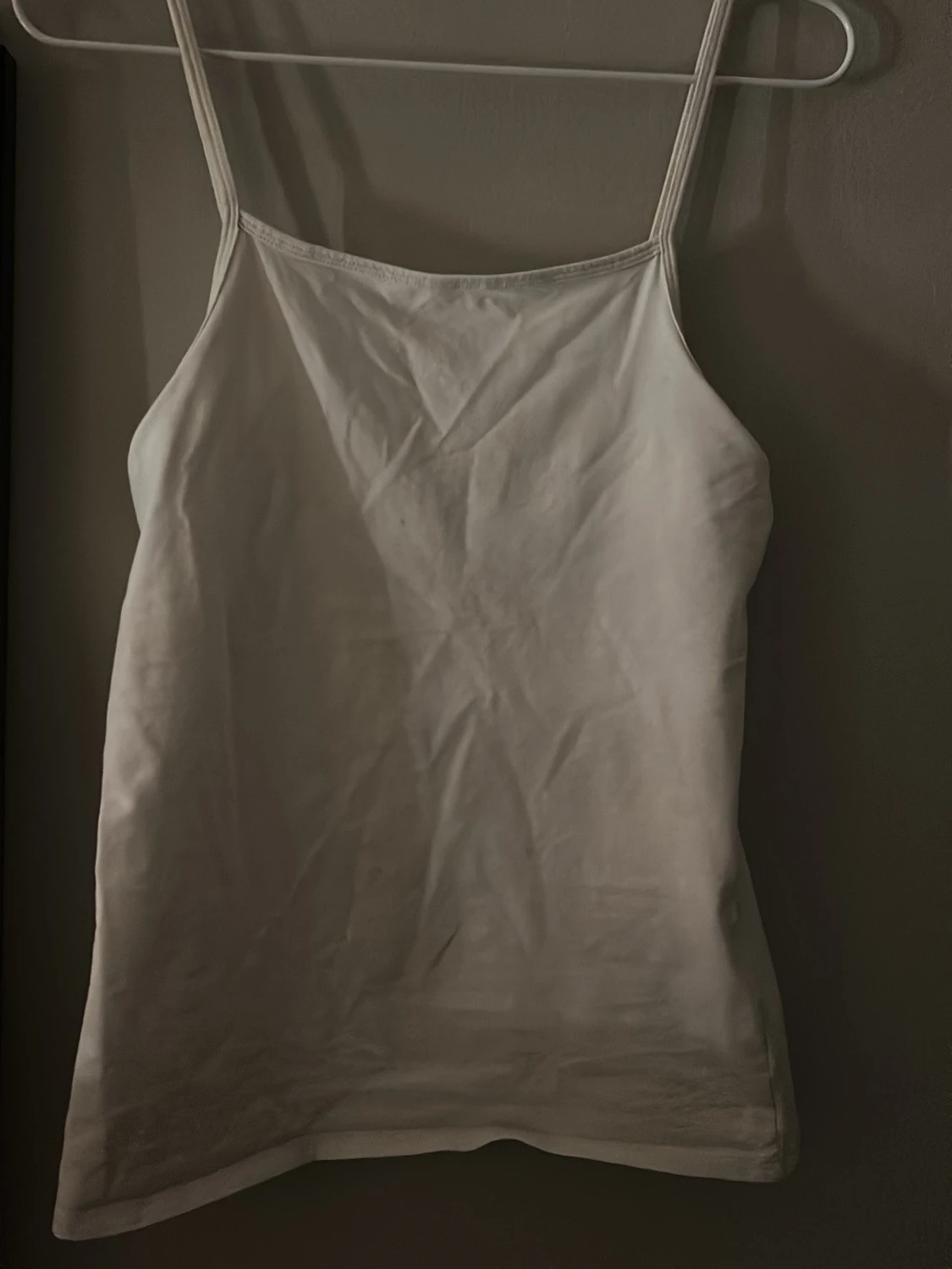 Vit linnetopp med smala axelband - 1