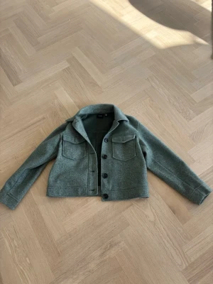 Grön kappa - Jättefin grön kappa från vero Moda i storlek S
