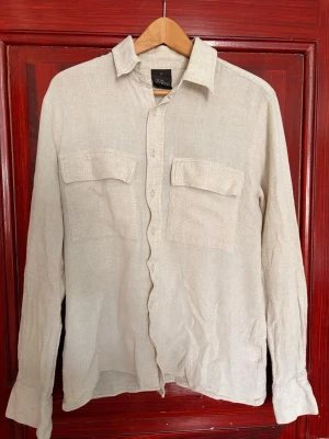 Oscar Jacobson Overshirt - Säljer denna stilrena Oscar Jacobson overshirten som passar riktigt bra inför våren eller på sommaren👌. Storlek=M, Skick: 8,5/10👏. Hör gärna av er om ni har några funderingar👍