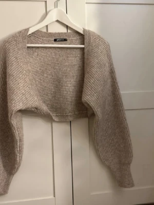 Bolero - En beige bolero från Gina Tricot. Jag köpte den av en tjej här på Plick men passade inte mig, bilderna är från tjejen jag köpte av. 