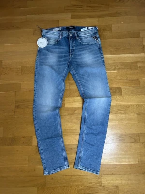 Helt nya replay slimfit jeans - Helt nya med tags | Size 31/32 | fraktar inom 24 timmar | för att köpa klicka ”köp nu” | vid frågor eller funderingar skriv en meddelande | följare får bättre rabatter🙌