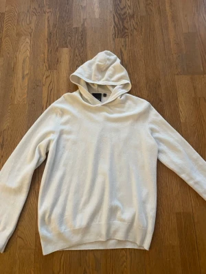 Oscar jacobson kashmir hoodie - Oscar jacobson kashmir hoodie Väldigt bra skick / Storlek S Mått: Längd: 60 cm Bröstvidd: 50 cm