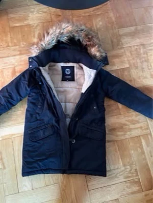 Vinterparkas Svea storlek 150 - Skön och härlig parkas från Svea för barn/ungdom eller liten vuxen ☺️ Storleken är 150.  Sparsamt använd så den är i fint skick. 