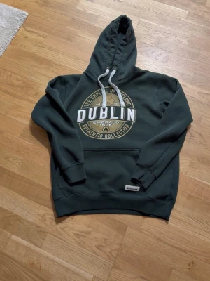 Dublin hoodie - En snygg och frän hoodie köpt i irland. hoodien är från ”Carrolls”. använd 2 gånger och körd i tvättmaskinen 1 gång. så ifall du köper kommer den helt nytvättad