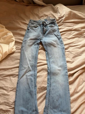 Ljusblå bootcut jeans från only - Säljer ett par ljusblå jeans med rak passform/ bootcut och klassisk femficksdesign. Jeansen har normal midja och dragkedja med knapp. Materialet är denim i bomull och de har en avslappnad look som passar till det mesta. Ny pris 500kr