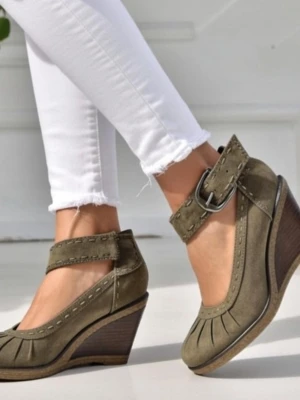 Olivgröna mocka kilklackar - Snygga olivgröna kilklackar i mocka med dekorativa sömmar och justerbart spänne. Perfekta för höst och vår, dessa skor har en stabil kilklack och en bekväm passform. Insidan har ett mönstrat foder som ger extra stilpoäng. Perfekta för både vardag och fest!