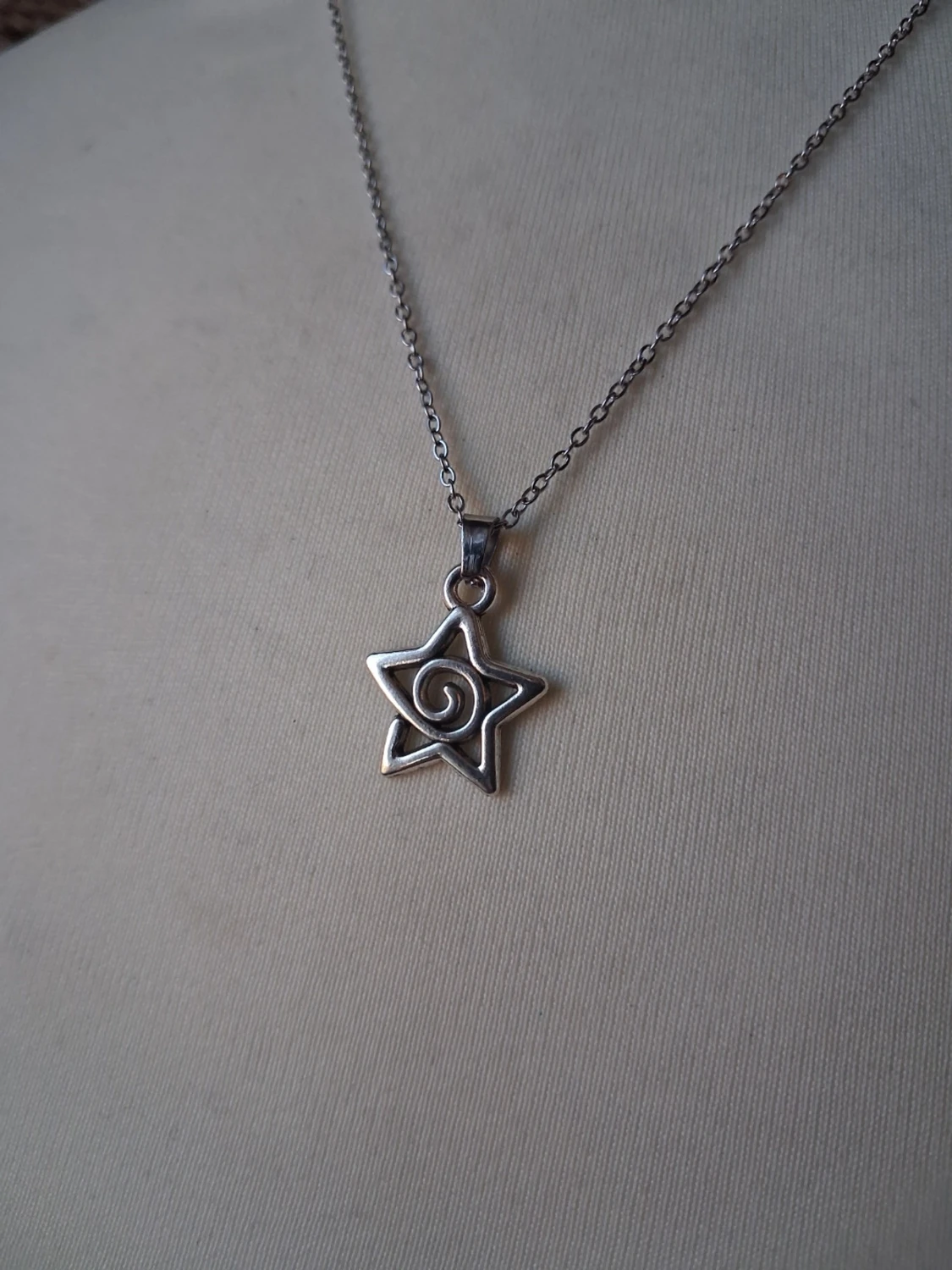 Silverfärgat halsband med stjärnhänge - 5