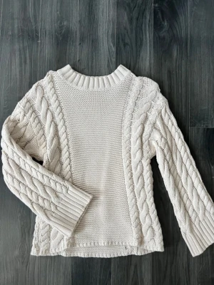 Snygg vit stickad tröja - Säljer en vit stickad tröja. Den är köpt på Gina tricot. Den är väldigt snygg, mysig och varm. Pris kan diskuteras och jag kan skicka fler bilder.