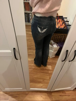 Lowwaist jeans med vingtryck på fickorna - Bootcut jeans med vingtryck på fickorna i storlek 38💕bara använda en gång