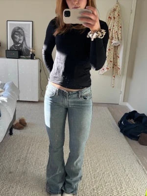 Jeans från Brandy Melville  - Superfina lågmidjade jeans från Brandy Melville. Finns slitningar vid hälen. Skriv för frågor💘