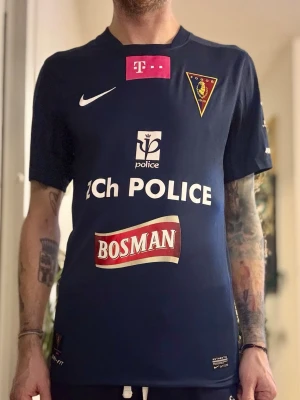 Pogon szczecin - Snygg mörkblå fotbollströja från Nike med Pogon Szczecin. Tröjan är använd en endaste gång. 