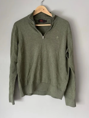 Grön halvzip-tröja från Morris - Snygg olivgrön stickad tröja från Morris med Halvzip | Storlek S | Mycket bra skick! | Hör av dig vid frågor 🫱🏻‍🫲🏼