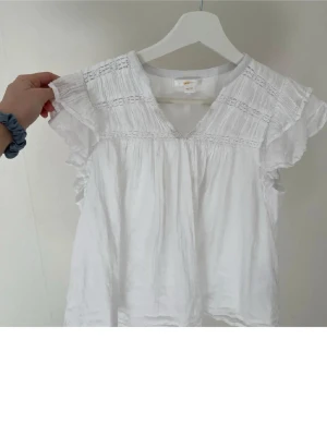 Vit blus - Säljer en söt vit blus från Gina Tricot med volang armar och v ringning. Storlek 158/164 i Gina Young men passar xxs-xs. Jättebra skick! Pris kan absolut diskuteras! Skriv vid frågor. Säljer då den inte riktigt är min stil. 