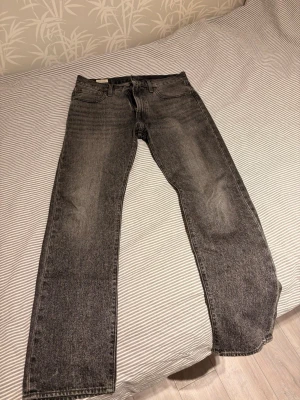 Levis 551 z - Levis 551 z. Snygga jeans i bra skick förutom en lagning på rumpan som man kan se på bilderna. Mörkgrå fräsch tvätt. 