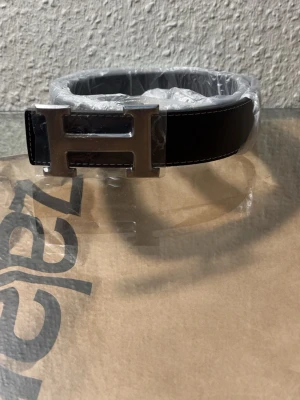 H- Bälte Svart - Säljer ett riktigt snyggt! H-bälte i svart, nytt skick, 110cm