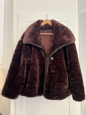 Gina tricot pälsjacka  - Säljer min fina trendiga fusk pälsjacka från Gina tricot (går inte att köpa längre). Snygga stilrena läderdetaljer och mysig krage. Den är i mycket bra skick då den knappt är använd. Den är i storlek S, varm o skön att bära.