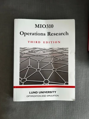 MIO310 Operations Research Third Edition - Kursbok i operationsanalys, tredje upplagan, från Lund University. Omslaget är vitt med svart och röd text samt ett grafiskt nätverksmotiv i mitten. Boken är på engelska och används inom optimering och simulering.