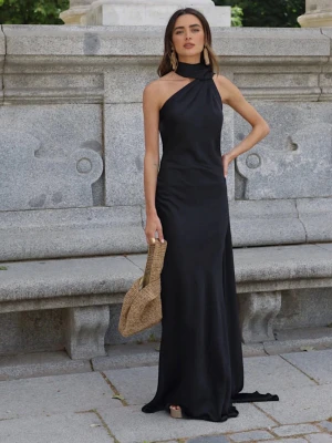 Svart balklänning med öppen rygg - Intressekoll!! Säljer nu min fina favoritbalklänning som jag älskade under balen. Den är från Kaoaoffecial. Använd en gång, den är i satin. Enda defekten är en tråd som dragits vid fötterna så det syns om man kollar nära lixom. 