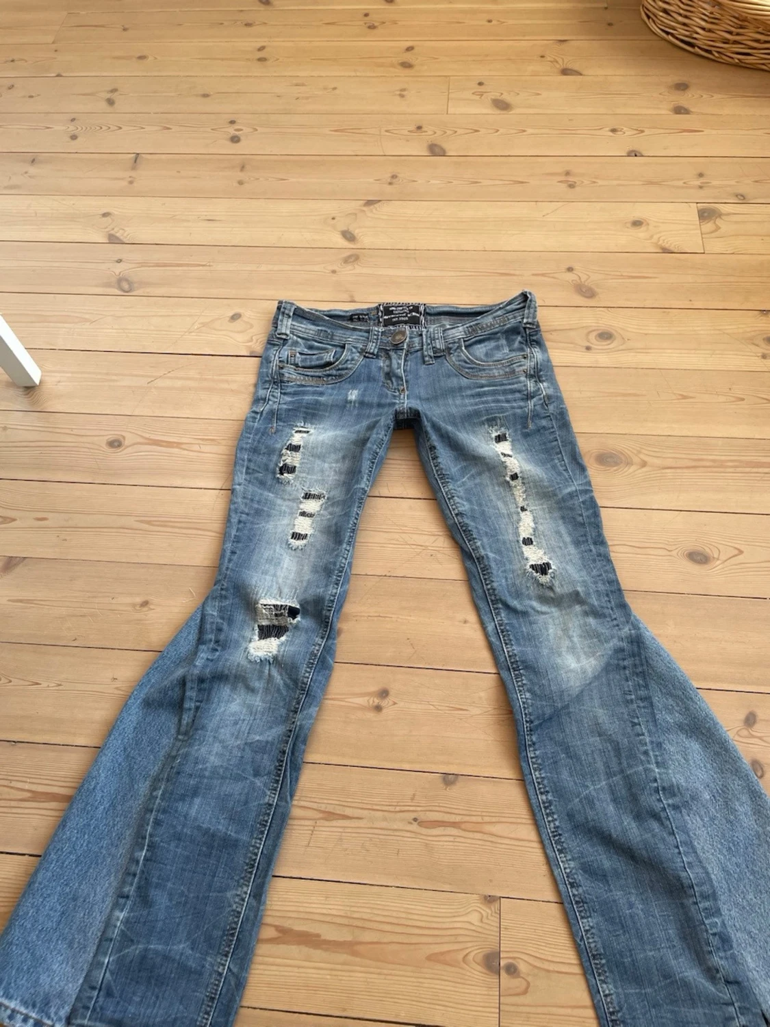 Lågmidjade jeans med slitningar