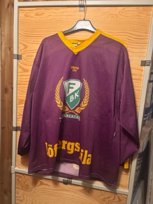 Färjestad matchtröja med Prestberg tryckt - Klassisk matchtröja med Prestberg tryckt. Väldigt bra skick och det står storlek Junior men passar mig fortfarande som är 42 år. En riktig klenod