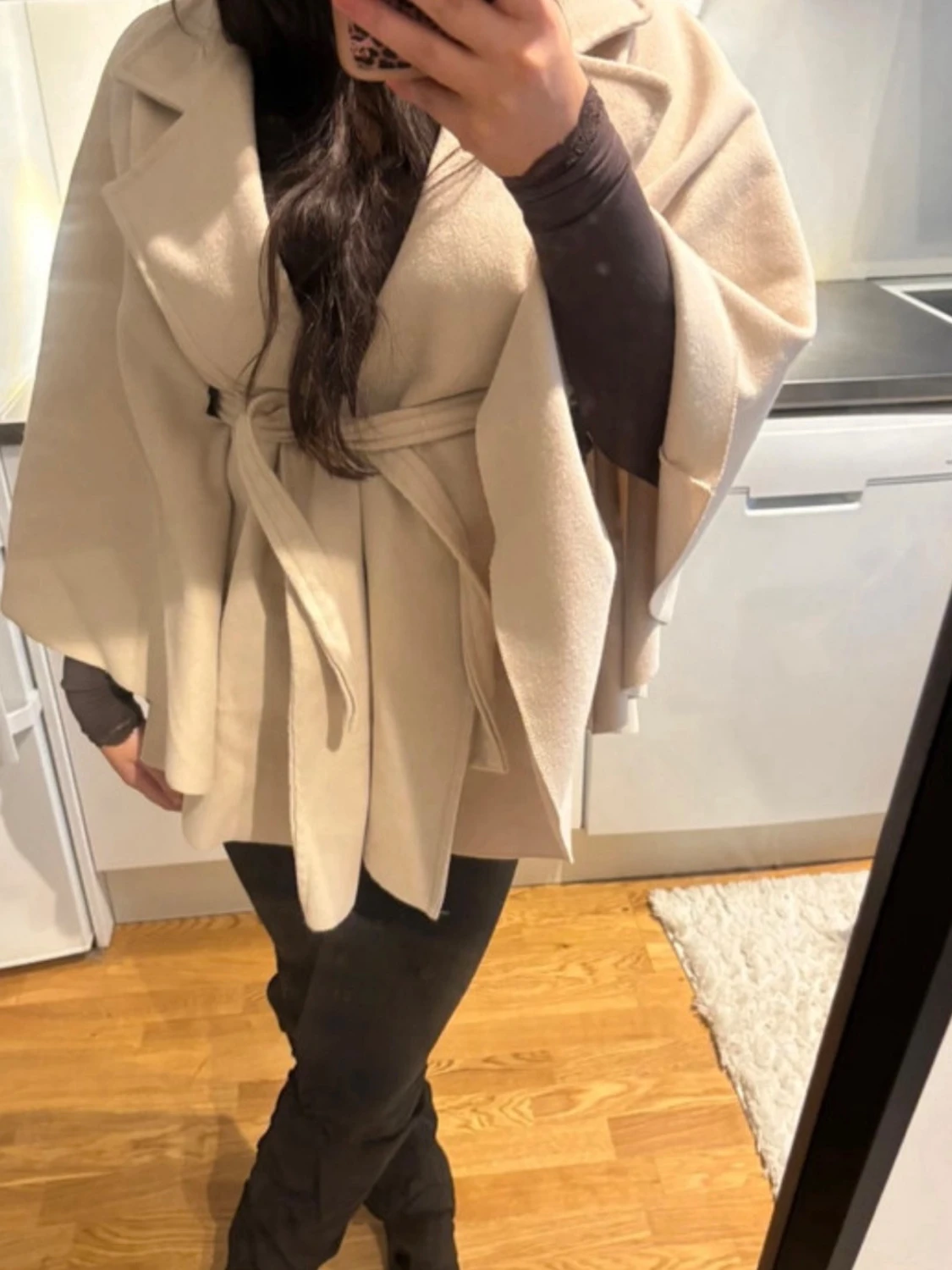 Beige cape-kappa med knytskärp - 1