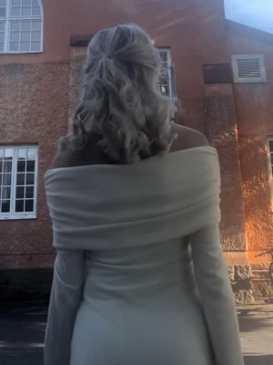 Ljus offshoulder långklänning - Hej!☀️Säljer en elegant ljus långklänning med offshoulder-design och långa ärmar. Klänningen har en åtsittande passform och är tillverkad i ett mjukt, stretchigt material som ger en smickrande siluett. Perfekt för dig som vill ha en stilren och trendig look!! Använd vid endast en skolavslutning💕som ny! 