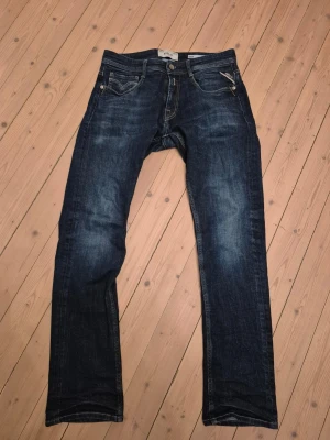 Replay Jeans 28/32 - Replay Jeans i mycket bra skick. Storlek 28 waist/32 length. Modell Rocco med mörklblå faded tvätt. Hör gärna av er vid frågor!