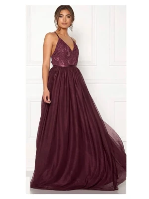 Ny Balklänning Moments New York Bubbleroom. 34.  - Balklänning Moments New York från Bubbleroom. Storlek 34. Den är så vacker och är köpt på Bubbleroom för 1200 plus frakt. Ställbar upptil med snörning. Oanvänd. 