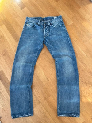 Vintage Diesel Jeans - Vintage straight leg jeans.  Brand: Diesel Tagged size: 31/32  Waist (flat): 41cm Length: 104cm Leg opening: 19cm  Follow my profile for 10% off your purchase!  More jeans available on my profile.  Nr: 31