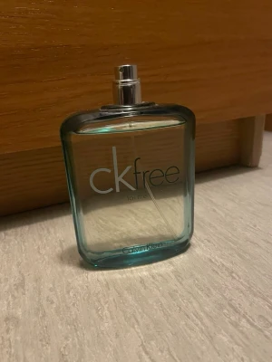 CK Free for Men parfym Calvin Klein - Fräsch parfym från Calvin Klein, CK Free for Men. Flaskan är rektangulär med rundade hörn, genomskinlig med svagt blågrön ton och silverfärgad spraykork. Modern och stilren design som passar perfekt i badrumshyllan.