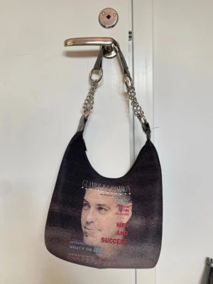 cool väska - George Clooney väska, är lite trasig o behövt sytt, lädret på handtaget har ramlat av lite, köpt på en secondhand