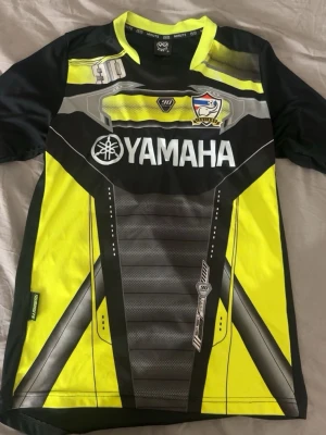 Yamaha Tröja - Hej säljer en Yamaha T-shirt i storlek S väldigt fräsch till sommaren, skick 8/10, skriv vid frågor och funderingar