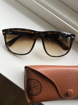 Ray-Ban Boyfriend solglasögon  - Säljer ett par sköna RB4147 brillor! | Mycket fint skick förekommer något mindre tecken på användning! | Kommer med fodral. | Storlek 60:15. | Ställ gärna frågor innan du köper!