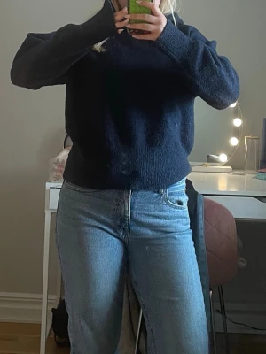 Stickad hoodie - Superfin mörkblå stickad hoodie från Gina, supermysig kvalité på den💙den är i storlek 170 men den passar större storlekar också